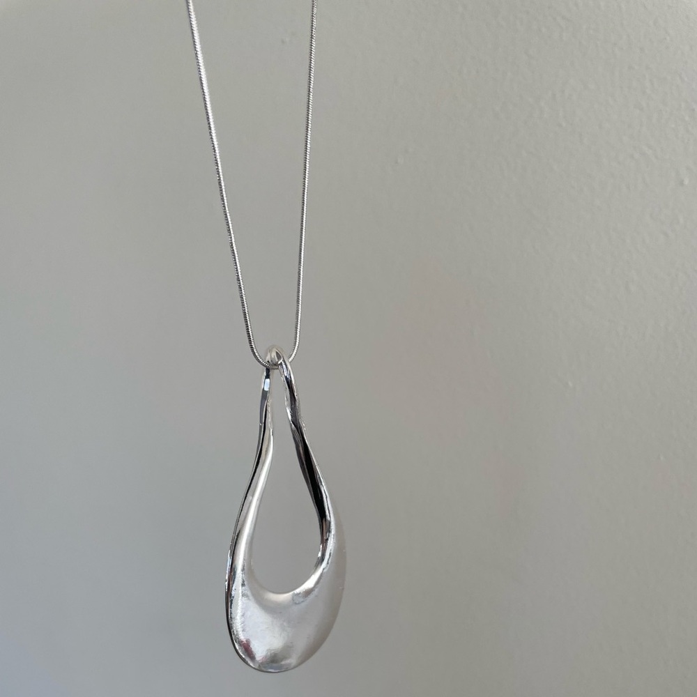 Charming Charlie Elegant Silver Metal Necklace and Earrings Jewelry Set - Picture 9 of 12